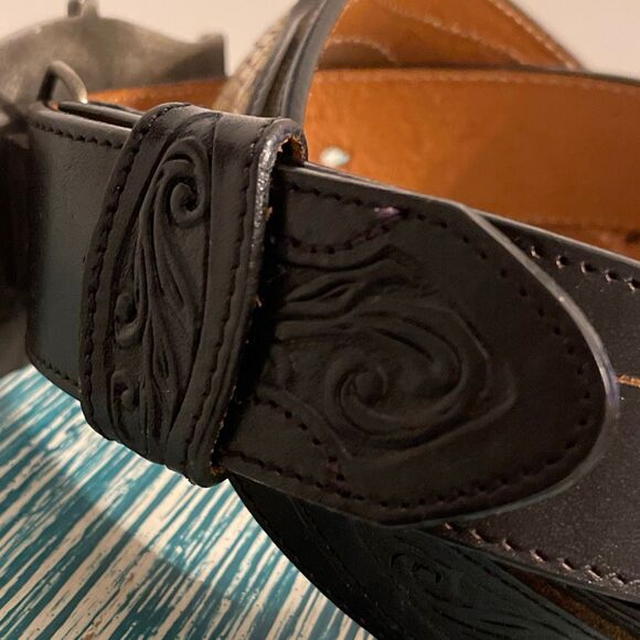 Silver Creek Collection Leather/Snake Skin Silver Buckle Belt - Picture 2 of 16